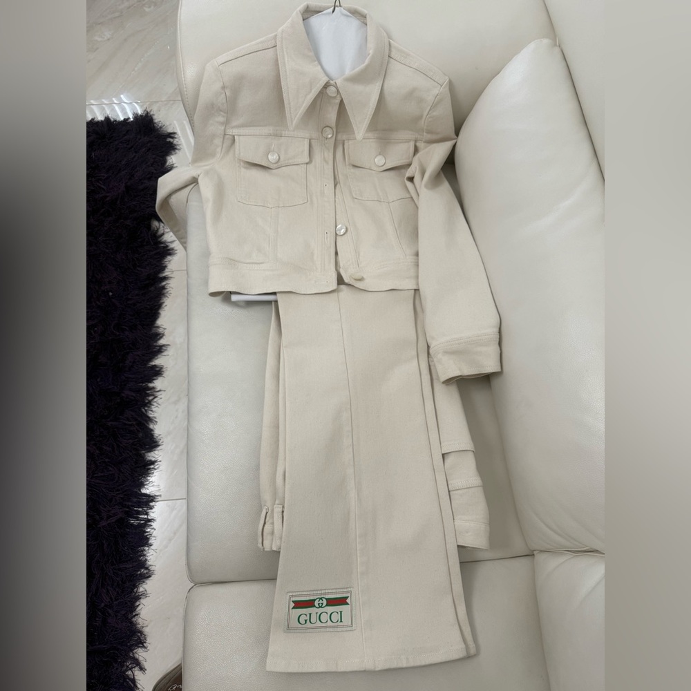 Gucci 2 piece beige pants suit in size 8